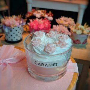 Χειροποιητο αρωματικό κερι με σαντιγί ( αρωμα caramel )