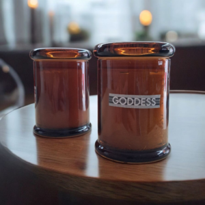 ΧΕΙΡΟΠΟΙΗΤΟ ΑΡΩΜΑΤΙΚΟ ΚΕΡΙ ΑΡΩΜΑ ΤΥΠΟΥ 'GODDESS' ΣΕ ΚΑΡΑΜΕΛΕ ΒΑΖΟ