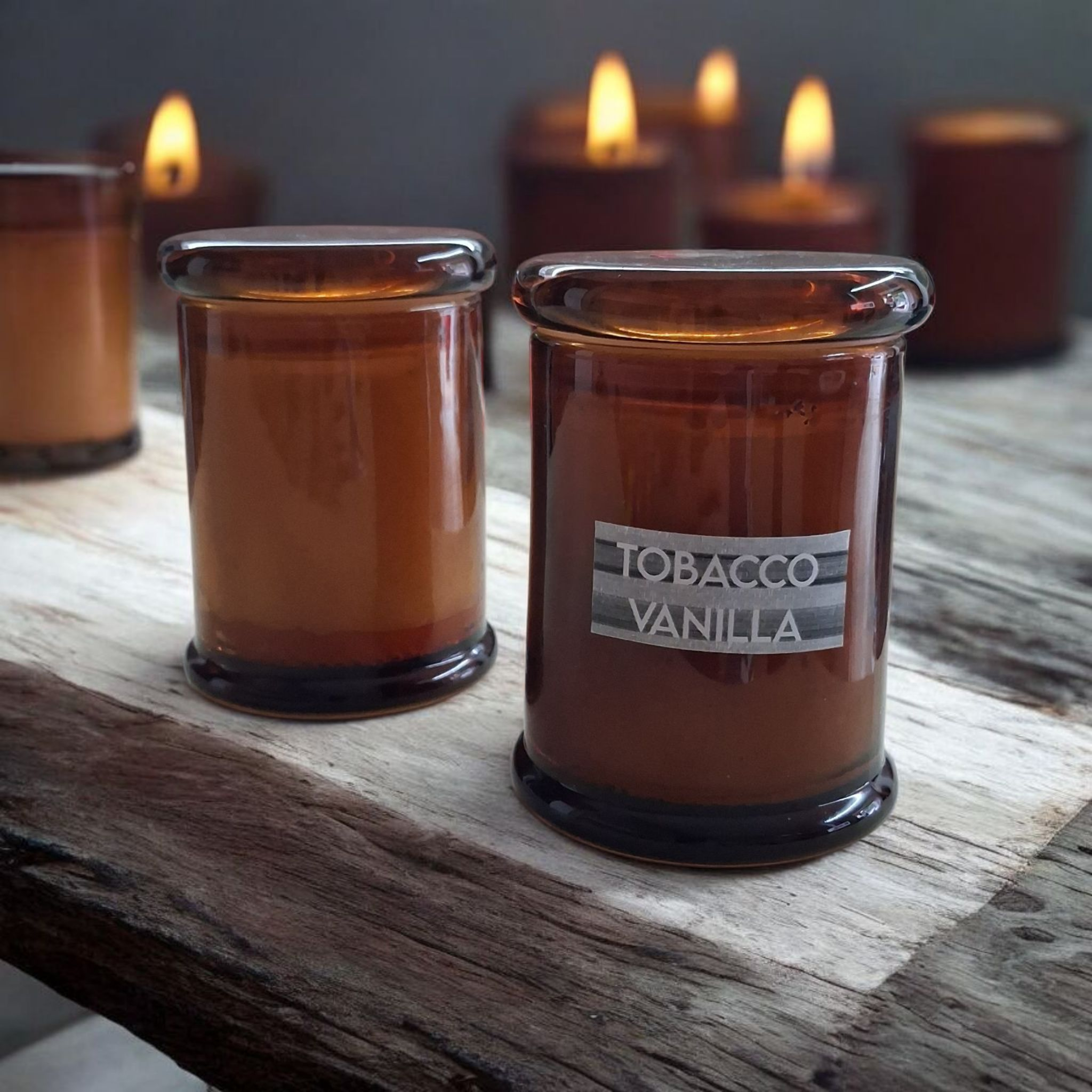 ΧΕΙΡΟΠΟΙΗΤΟ ΑΡΩΜΑΤΙΚΟ ΚΕΡΙ ΑΡΩΜΑ Tobacco-Vanilla ΣΕ ΚΑΡΑΜΕΛΕ ΒΑΖΟ